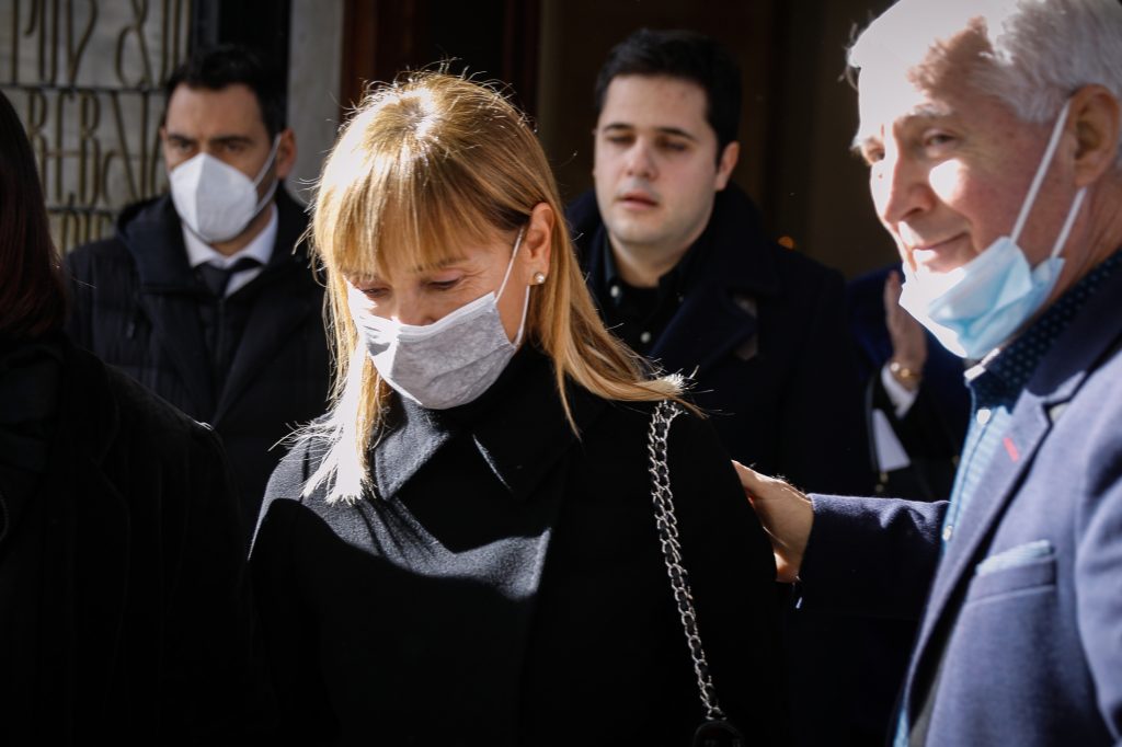 Μάρα Ζαχαρέα: Συντετριμμένη στην κηδεία του πατέρα της