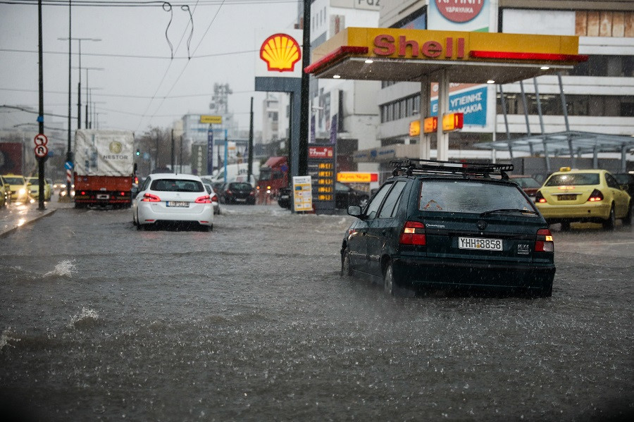 Πλημμυρισμένοι δρόμοι και διακοπές ρεύματος στην Αττική από την κακοκαιρία