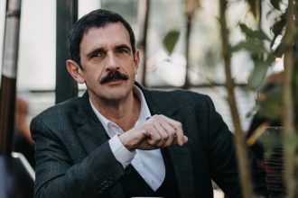 Λεωνίδας Κακούρης: «Πολλοί πιστεύουν ότι είμαι αυτό που ενσάρκωνα στις Άγριες Μέλισσες»