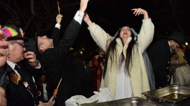 Πατρινό Καρναβάλι: Ο Γάμος της «Βασίλισσας του Καρνάβαλου» την Τσικνοπέμπτη