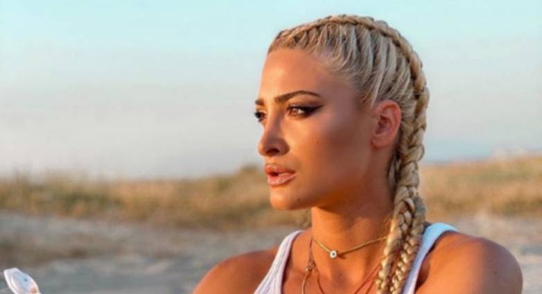 Ιωάννα Τούνη: Για βόλτα στη Γλυφάδα με το μωρό της - «Πάμε για ένα καφεδάκι»