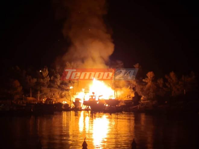 Σπέτσες: Μεγάλη φωτιά σε ελλιμενισμένα σκάφη στο παλιό λιμάνι ΦΩΤΟ