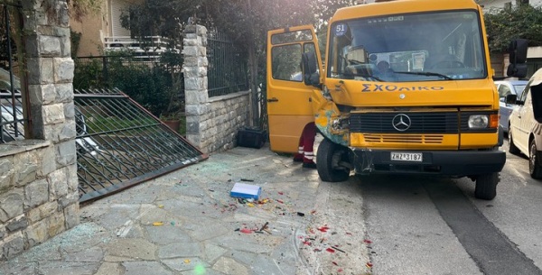 Τροχαίο ατύχημα με σχολικό λεωφορείο γεμάτο μαθητές!