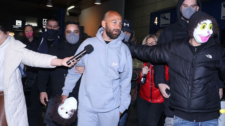Επέστρεψε στην Ελλάδα ο Κώστας Αναγνωστόπουλος και τον υποδέχτηκαν με μάσκες κλόουν