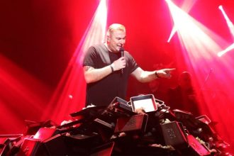 O Αντώνης Ρέμος τρολάρει το viral ζεϊμπέκικο του Βασίλη Μπισμπίκη