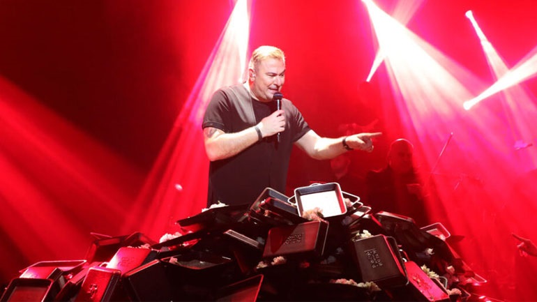 O Αντώνης Ρέμος τρολάρει το viral ζεϊμπέκικο του Βασίλη Μπισμπίκη