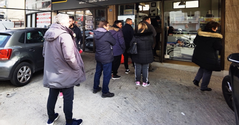 Ξέμειναν από αντιολισθητικές αλυσίδες και χιονοκουβέρτες τα καταστήματα