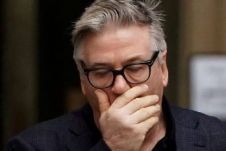 Ο Άλεκ Μπάλντουιν κατηγορείται και επίσημα για ανθρωποκτονία από αμέλεια