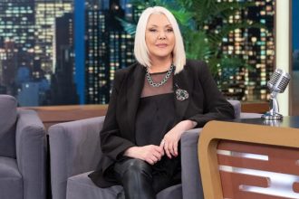 Ρούλα Κορομηλά: «Σκιάζονται οι άνδρες με εμένα, δεν με φλερτάρουν»