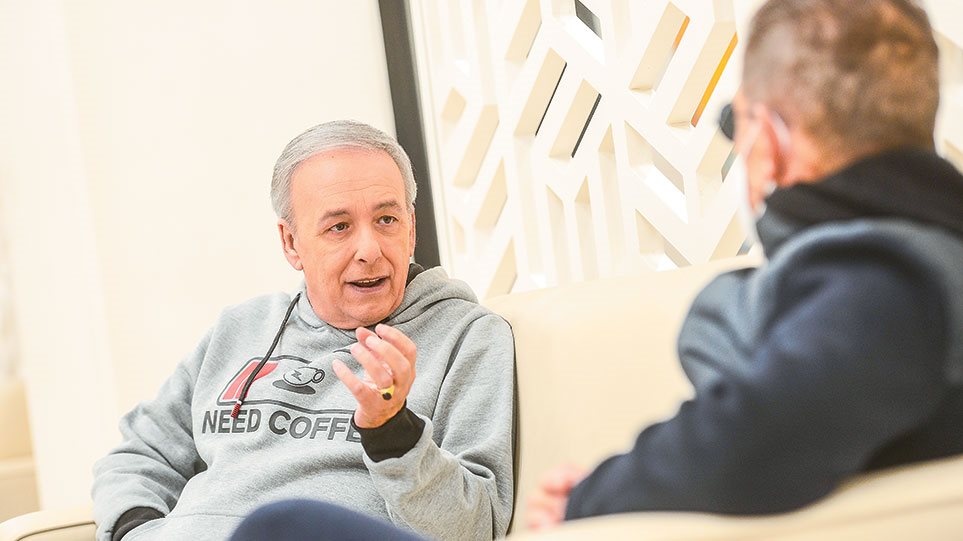 Ανδρέας Μικρούτσικος: Στην εντατική ο Πατρινός παρουσιαστής - Ανησυχία για την υγεία του