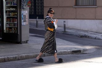 Νατάσα Καλογρίδη – Χωρίς μακιγιάζ και με παντόφλες στο Κολωνάκι