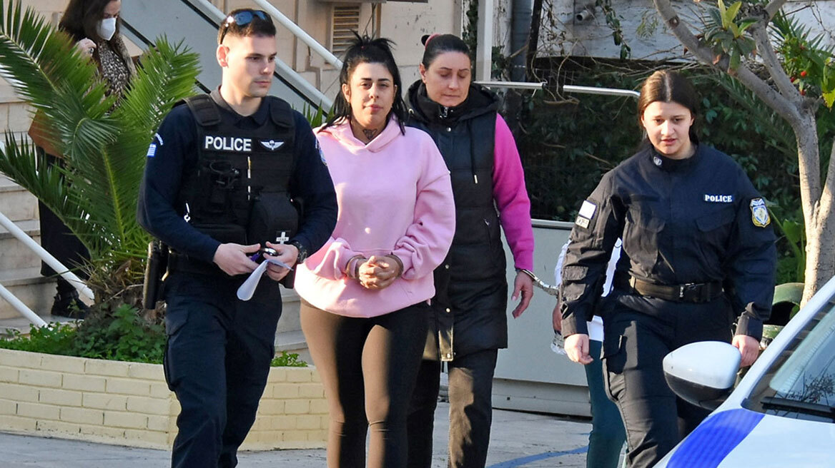 Super Κική: Ελεύθερη με περιοριστικούς όρους