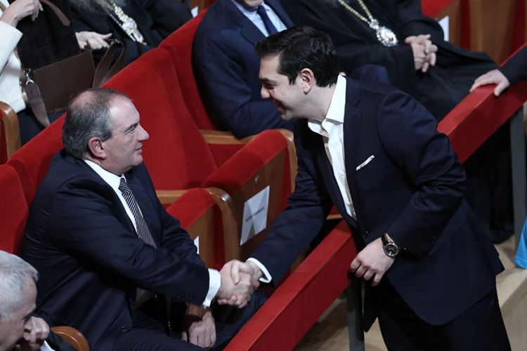 Ο ΣΥΡΙΖΑ βλέπει «μαύρο» κατά της κυβέρνησης πίσω από την απόφαση Καραμανλή να μην είναι υποψήφιος