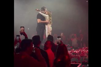 Δέσποινα Βανδή – Βασίλης Μπισμπίκης: Αντάλλαξαν παθιασμένα φιλιά στην πίστα