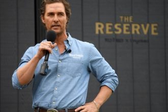 Ο Μ. ΜακΚόναχι είναι ο πράκτορας Έλβις στη νέα κωμωδία κινουμένων σχεδίων