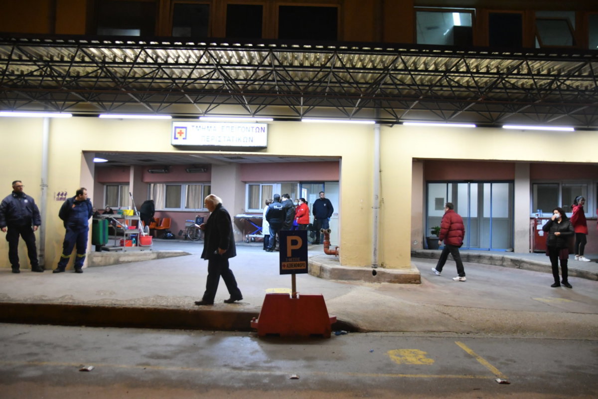 Τέμπη: Συγγενείς των επιβατών ψάχνουν τους ανθρώπους τους στα νοσοκομεία Λάρισας