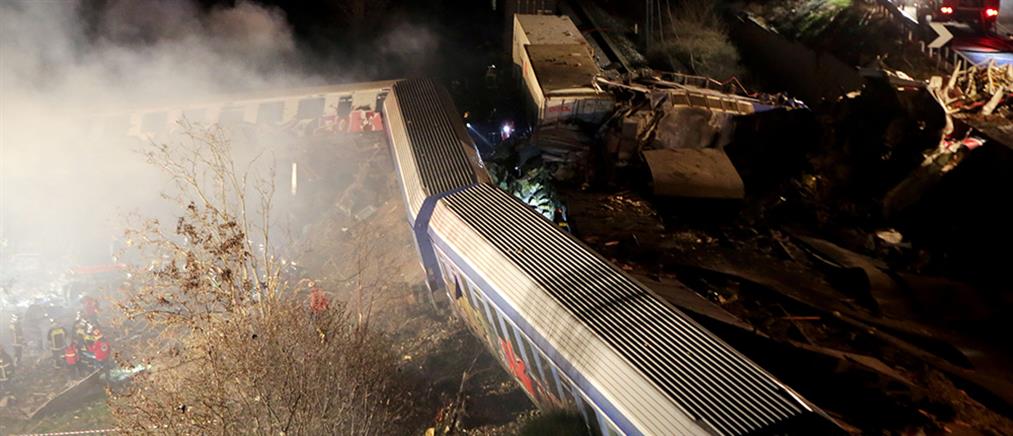 Τέμπη - Σύγκρουση τρένων: Υπάρχουν εγκλωβισμένοι κάτω από τα βαγόνια