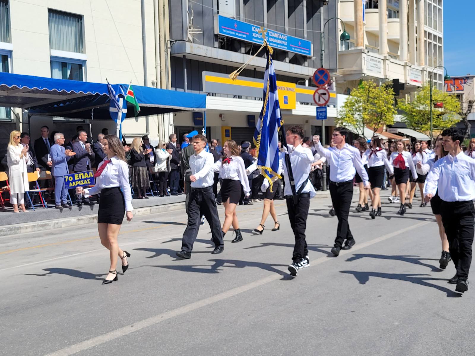Λάρισα: Με μαύρες κορδέλες και περιβραχιόνια παρέλασαν οι μαθητές - ΦΩΤΟ