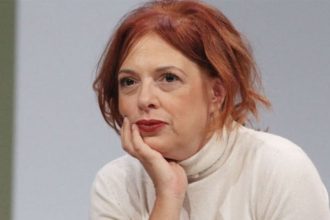 Η Ελένη Ράντου για το σιδηροδρομικό δυστύχημα στα Τέμπη: «Δύσκολη μέρα ξημερώνει»