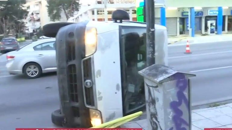 Φορτηγάκι έπεσε πάνω σε στάση λεωφορείου