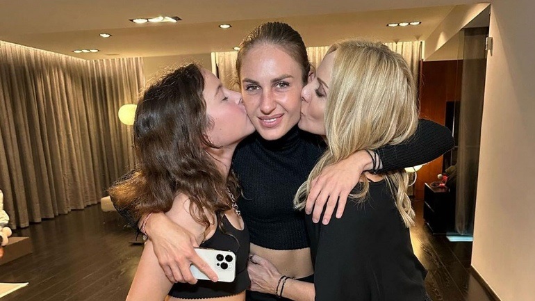 Πέγκυ Ζήνα: Ποζάρει με την 12χρονη κόρη της, Ηλέκτρα και την Κατερίνα Δαλάκα στα γενέθλιά της