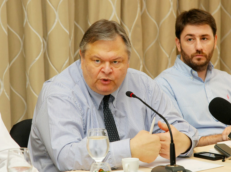 Ο Ευάγγελος Βενιζέλος δεν αρνείται να είναι το «τρίτο» πρόσωπο που προτείνει ο Νίκος Ανδρουλάκης για πρωθυπουργό