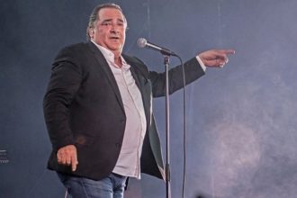 Βασίλης Καρράς: Αγνώριστος και αδυνατισμένος έναν χρόνο μετά την περιπέτεια της υγείας του - Φωτογραφία