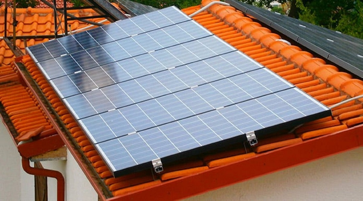 "Φωτοβολταϊκά στη Στέγη": Ανοίγει τον Απρίλιο η πλατφόρμα - Τα κριτήρια και οι δικαιούχοι