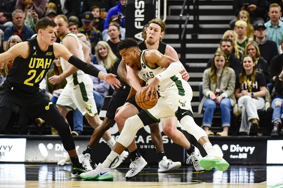 H «μαγική» εμφάνιση του Αντετοκούνμπο κόντρα στους Τζαζ ΒΙΝΤΕΟ