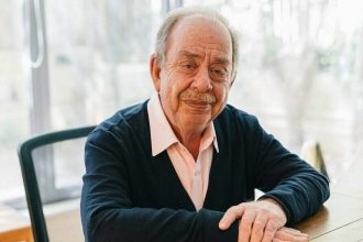 Ηλίας Μαμαλάκης: «Tενεκέδες ξεγάνωτοι κάνουν διάφορα στην τηλεόραση κι εγώ έμεινα εκτός»