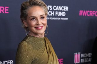 Σάρον Στόουν: Έχασε τη μισή της περιουσία μετά την κατάρρευση των τραπεζών