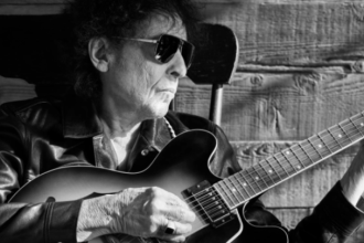 Ο Μπομπ Ντίλαν πρωταγωνιστεί στη διαφημιστική καμπάνια του οίκου Celine