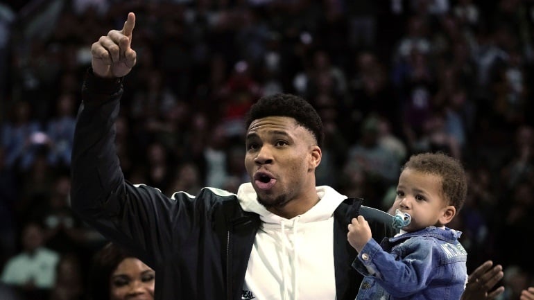 Ο Γιάννης τιμήθηκε από τους Μπακς και ζήτησε το δεύτερο δαχτυλίδι