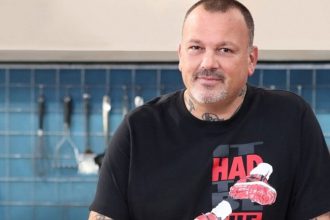 Ο Δημήτρης Σκαρμούτσος εξηγεί πώς από έναν τσακωμό με πελάτη στην Αμερική έφτασε να γίνει σεφ