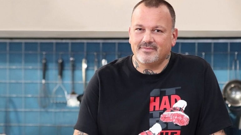 Ο Δημήτρης Σκαρμούτσος εξηγεί πώς από έναν τσακωμό με πελάτη στην Αμερική έφτασε να γίνει σεφ