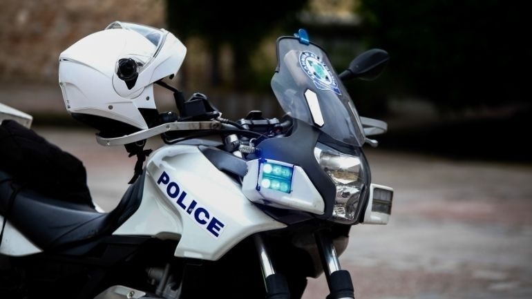 48χρονος «εισέβαλε» σε καφενείο και άρχισε να χαστουκίζει την σύντροφό του