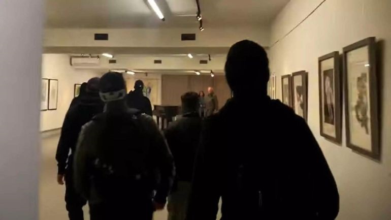 Εισβολή μελών της Χρυσής Αυγής σε έκθεση ζωγραφικής – «Σφράγισαν» την αίθουσα