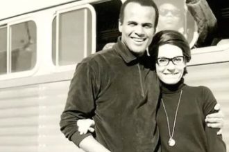 Η Νανά Μούσχουρη αποχαιρετά τον Χάρι Μπελαφόντε