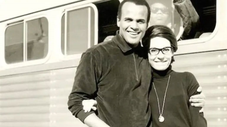 Η Νανά Μούσχουρη αποχαιρετά τον Χάρι Μπελαφόντε