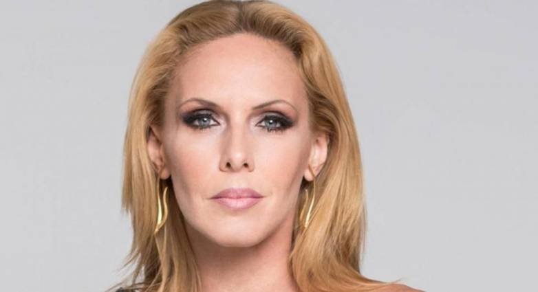 Εβελίνα Παπούλια: «Χώρισα την ίδια μέρα που παντρεύτηκα, είπε μια ατάκα που μου την σβούριξε»