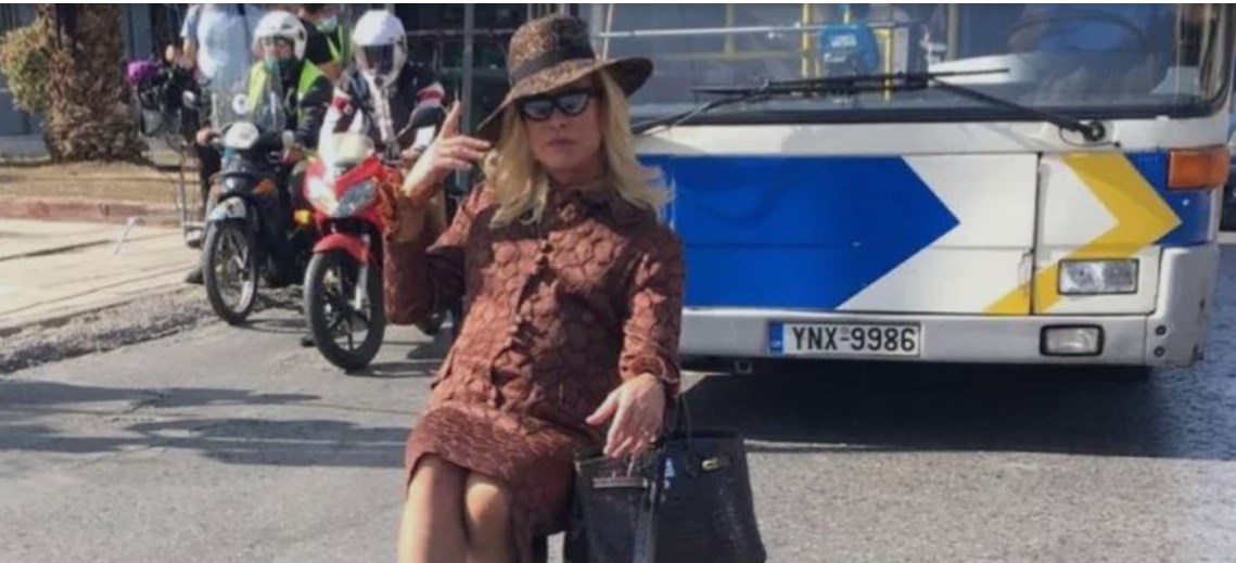 Λάκης Γαβαλάς: Μεταμορφώθηκε σε drag queen και φωτογραφήθηκε στη μέση του δρόμου