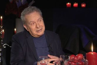 Μανώλης Μητσιάς: «Κάθε βράδυ στη φυλακή έλεγα ένα τραγούδι - Ηρεμούσαν μέχρι και οι τρελοί δίπλα»