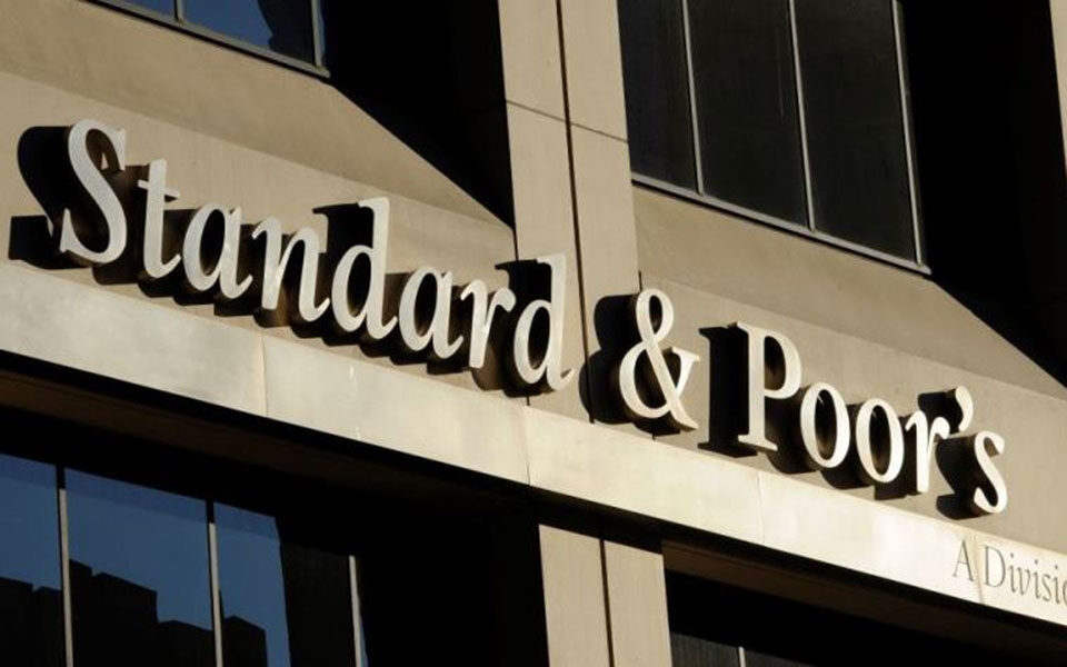 Η Standard & Poor’s αναβάθμισε τις προοπτικές του αξιόχρεου της Ελλάδας σε θετικές από σταθερές