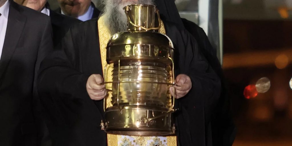 Live η άφιξη του Αγίου Φωτός στην Αθήνα