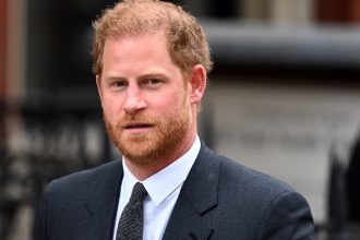 Ο πρίγκιπας Χάρι θα παραστεί στη στέψη του βασιλιά Καρόλου, χωρίς τη σύζυγο και τα παιδιά του