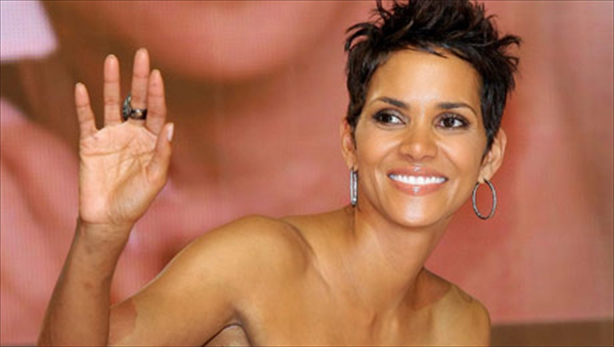 Χάλι Μπέρι: Πίνει κρασί στο μπαλκόνι... γυμνή