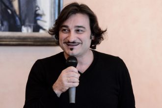 Βασίλης Χαραλαμπόπουλος: «Δεν ξέρω τι γίνεται στον έξω κόσμο»