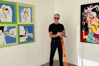 Ο Πιρς Μπρόσναν παρουσίασε την πρώτη του ατομική έκθεση ζωγραφικής