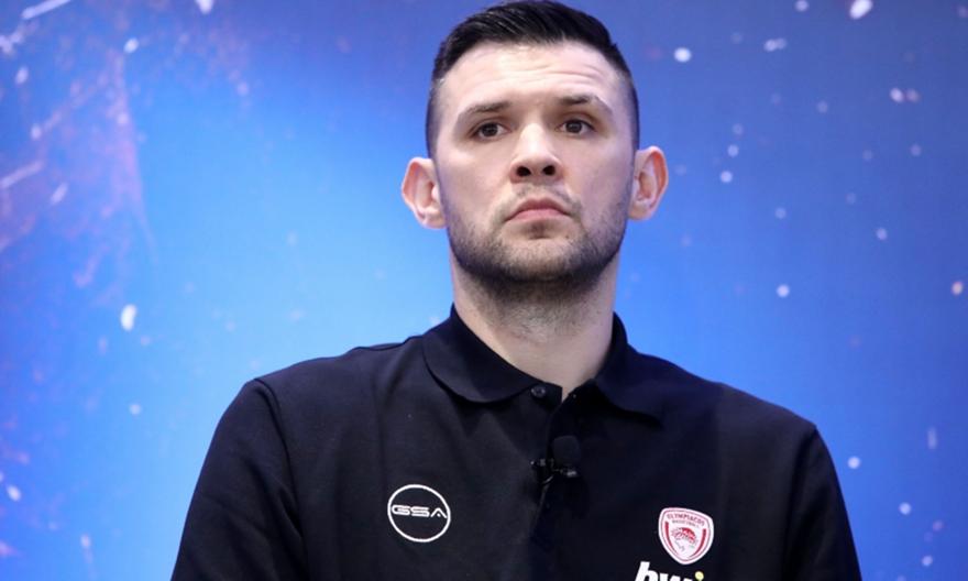 Παπανικολάου: «Ευχή και κατάρα του Ολυμπιακού να πρωταγωνιστεί»