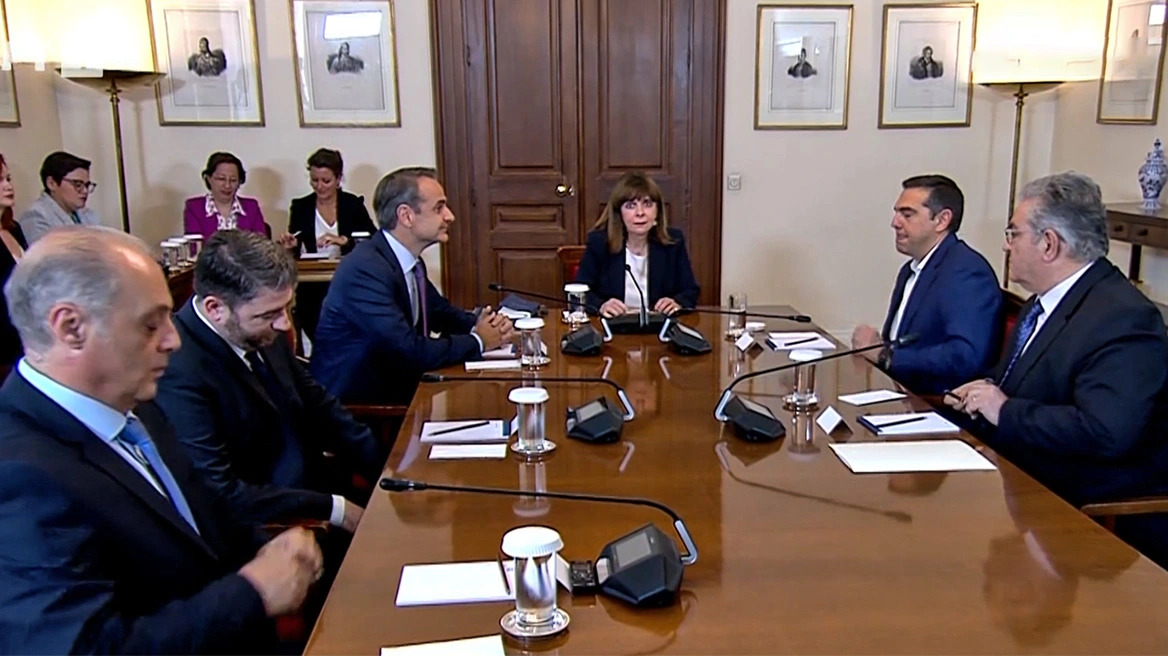 Στο Προεδρικό Μέγαρο οι πολιτικοί αρχηγοί για την υπηρεσιακή κυβέρνηση